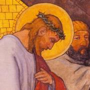 Ottava stazione: Gesù è aiutato dal Cireneo a portare la croce 